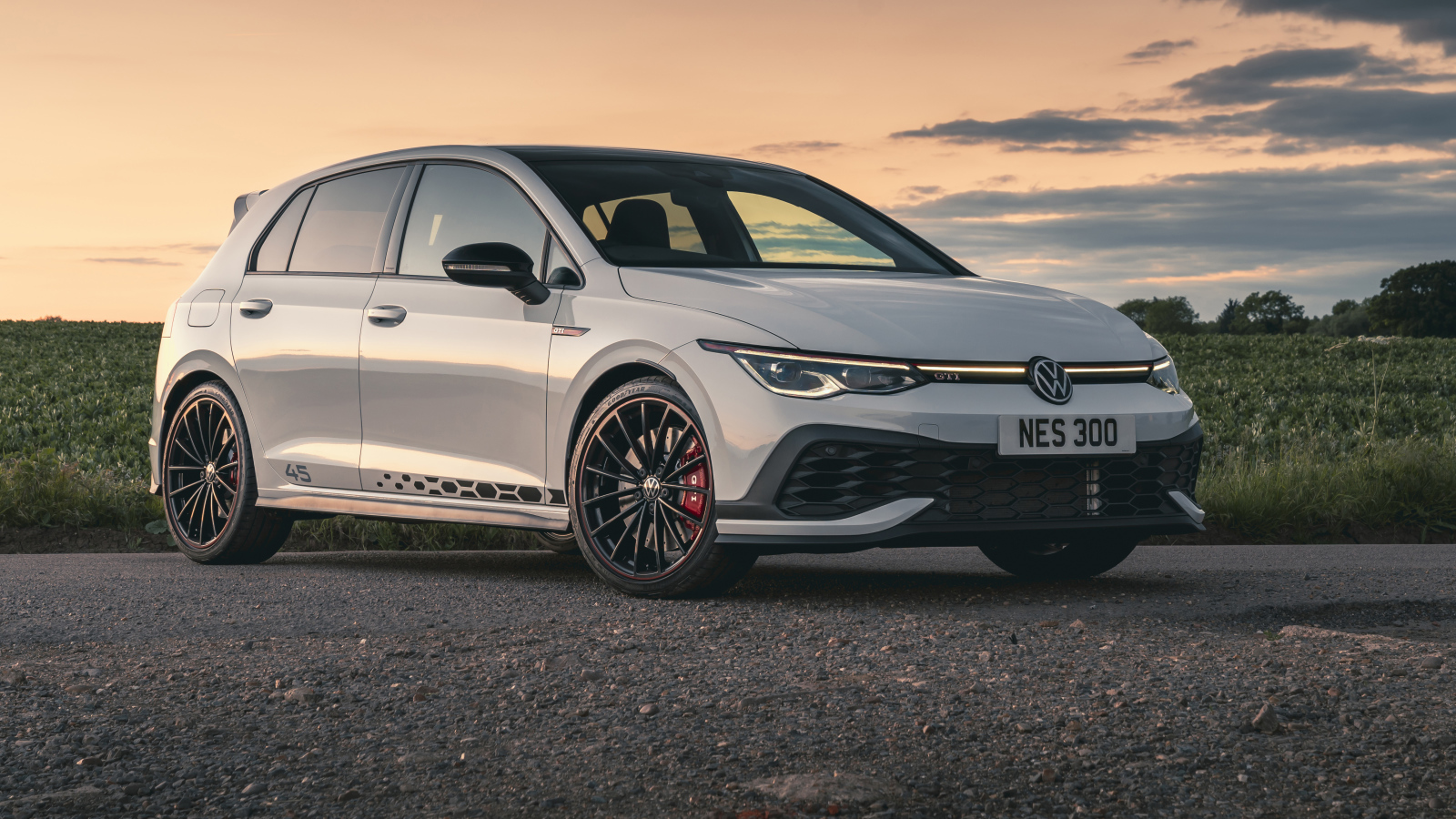 Серебристый Volkswagen Golf GTI Clubsport 45, 2021 года