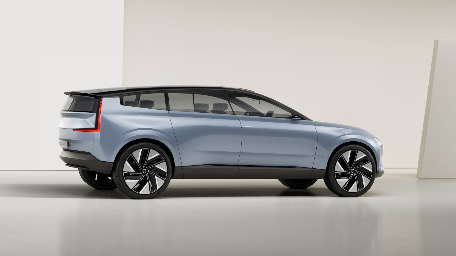 Серебристый Volvo Concept Recharge 2021 года вид сзади