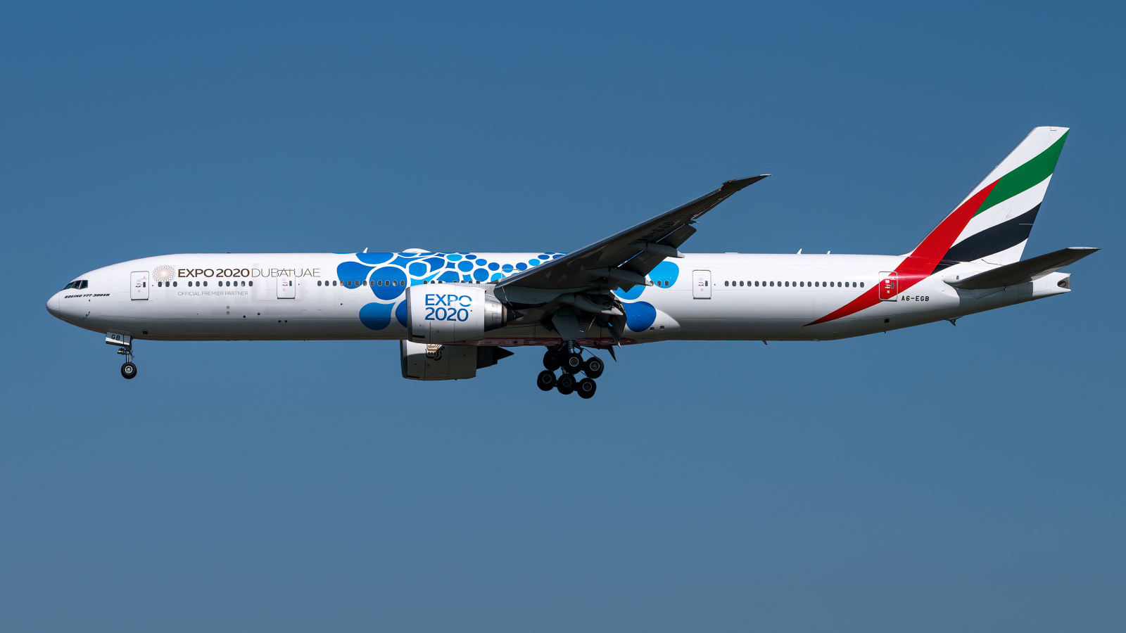 Пассажирский Boeing  777-300ER авиакомпании  Emirates в небе