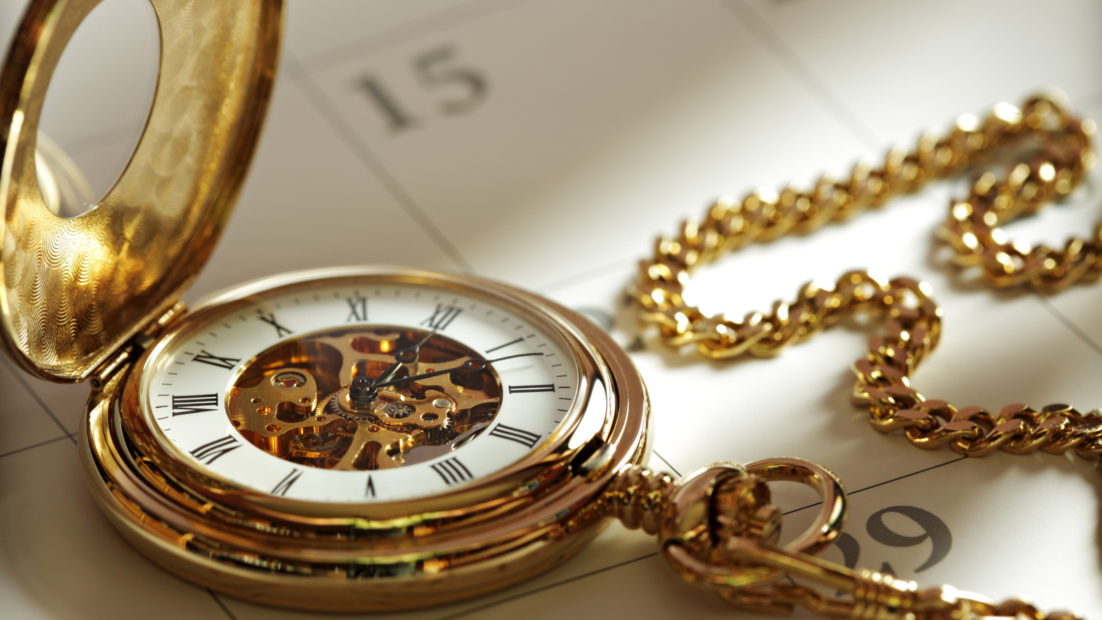 Красивые золотые карманные часы на цепочке