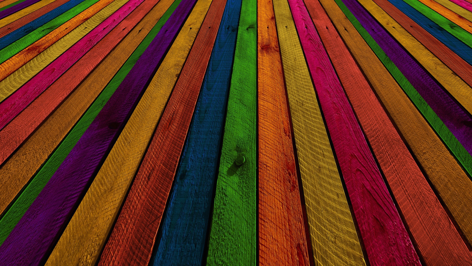 Красивые разноцветные доски на заборе