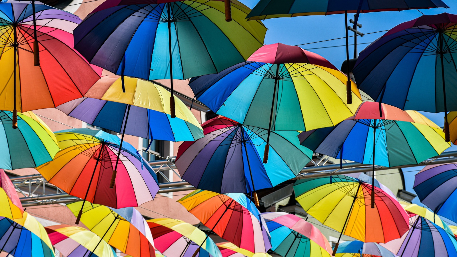 Красивые разноцветные зонтики на фоне неба 