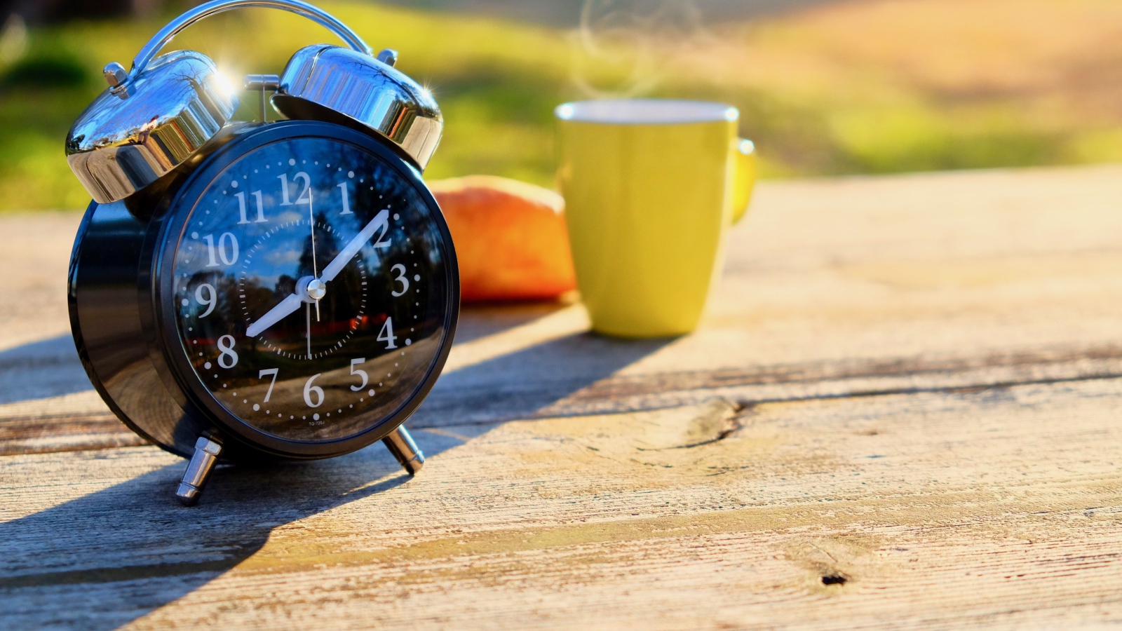 Большой черный будильник на столе