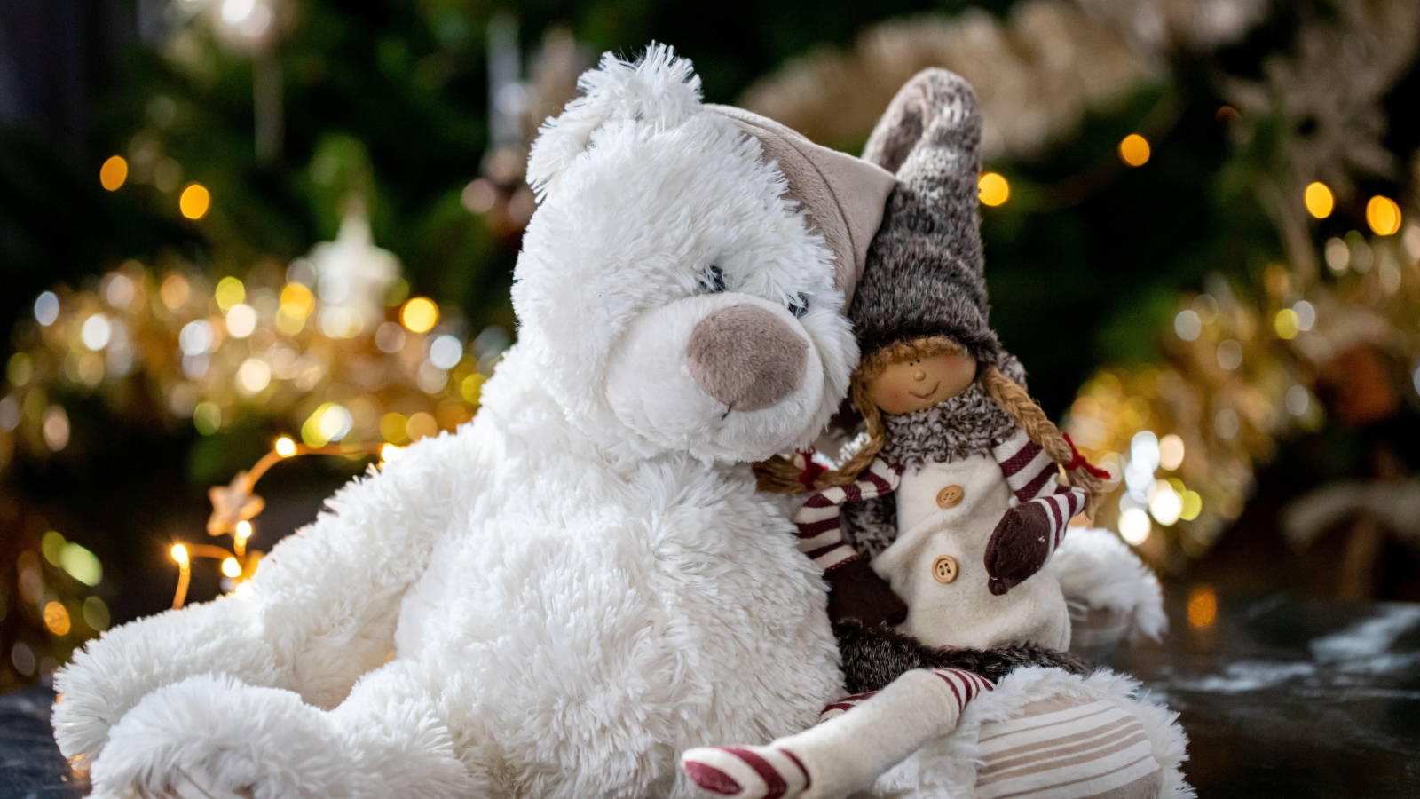 Большой белый медведь с гномом 