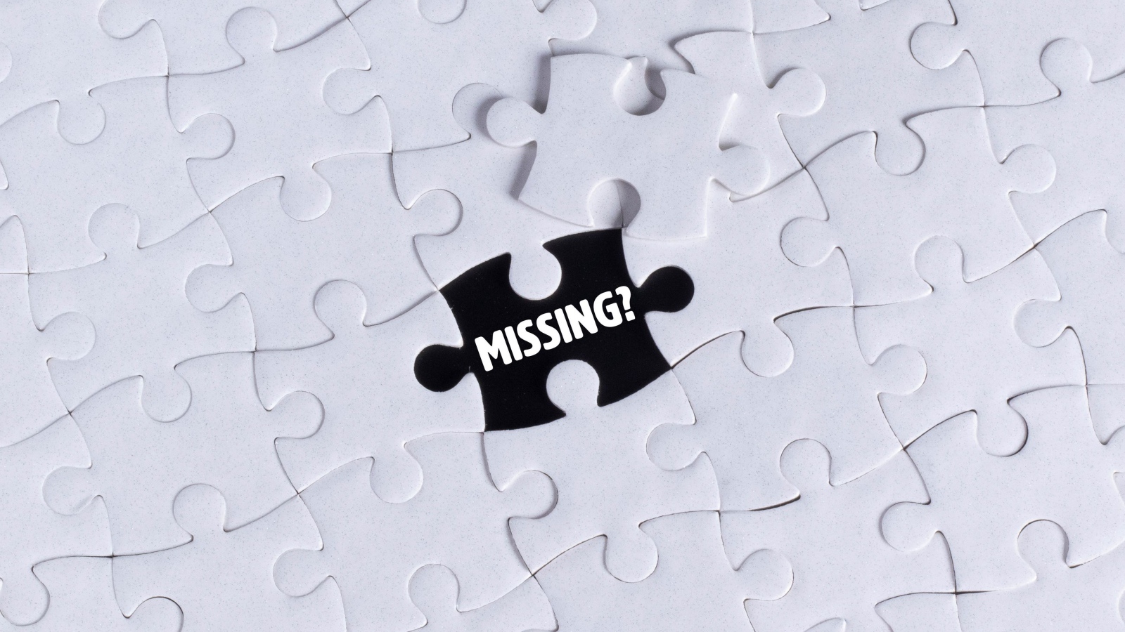 Черный пазл на белой картинке 