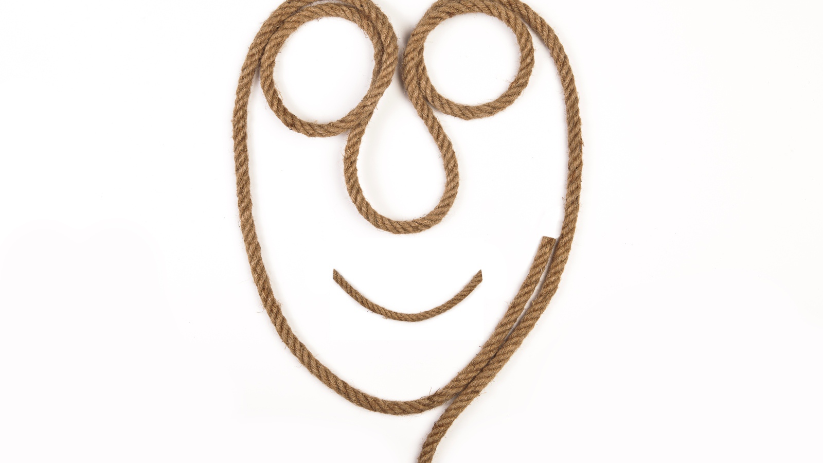 Лицо из веревки на белом фоне