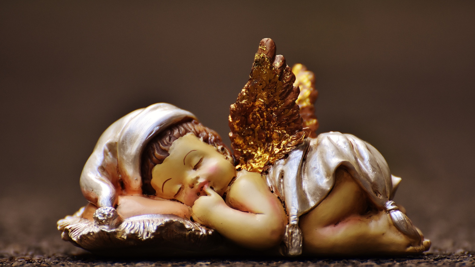 Статуэтка спящий купидон 