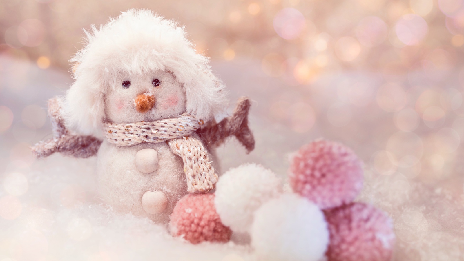 Смешной снеговик из мягких шариков