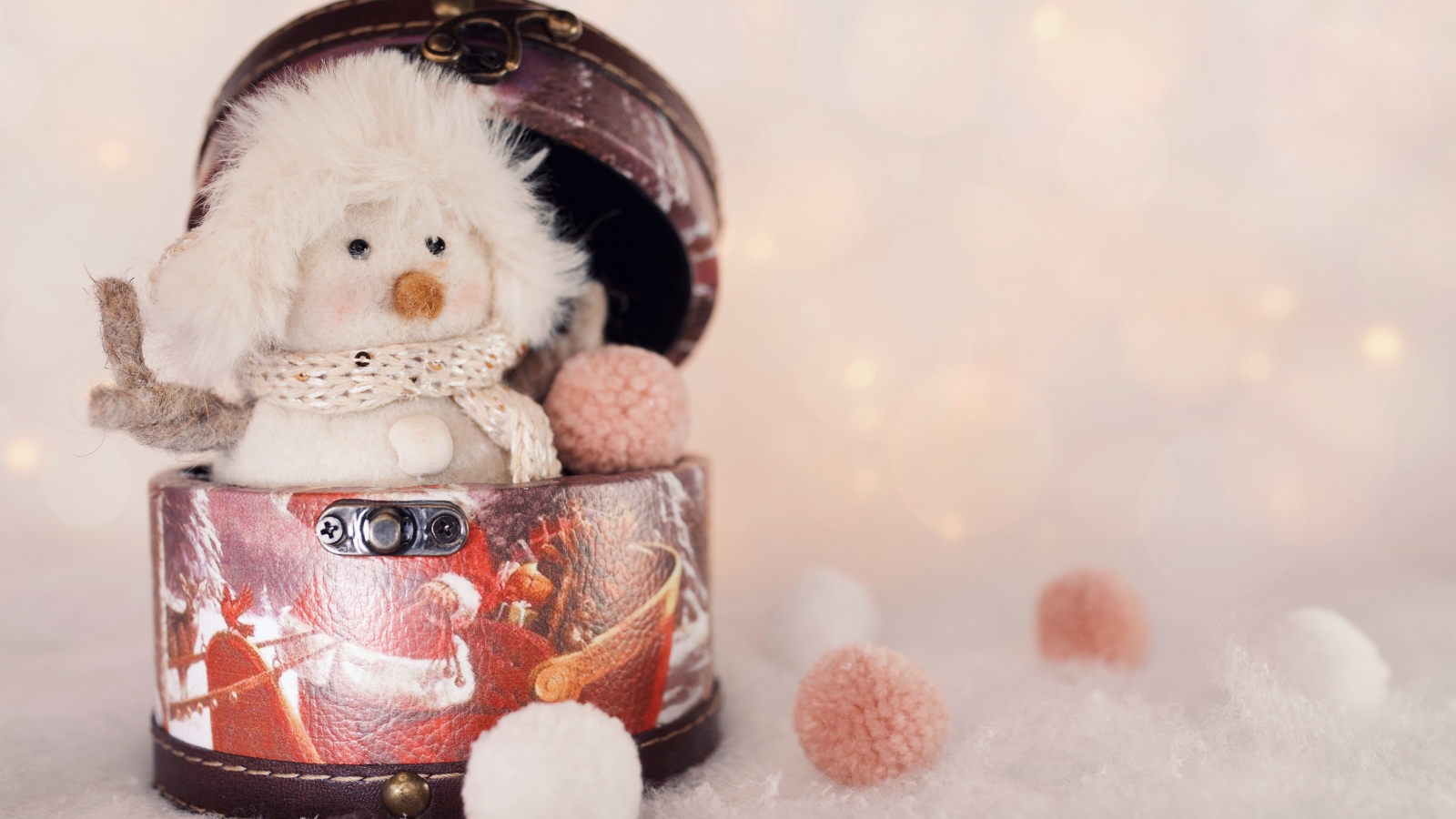 Маленький снеговик сидит в шкатулке 