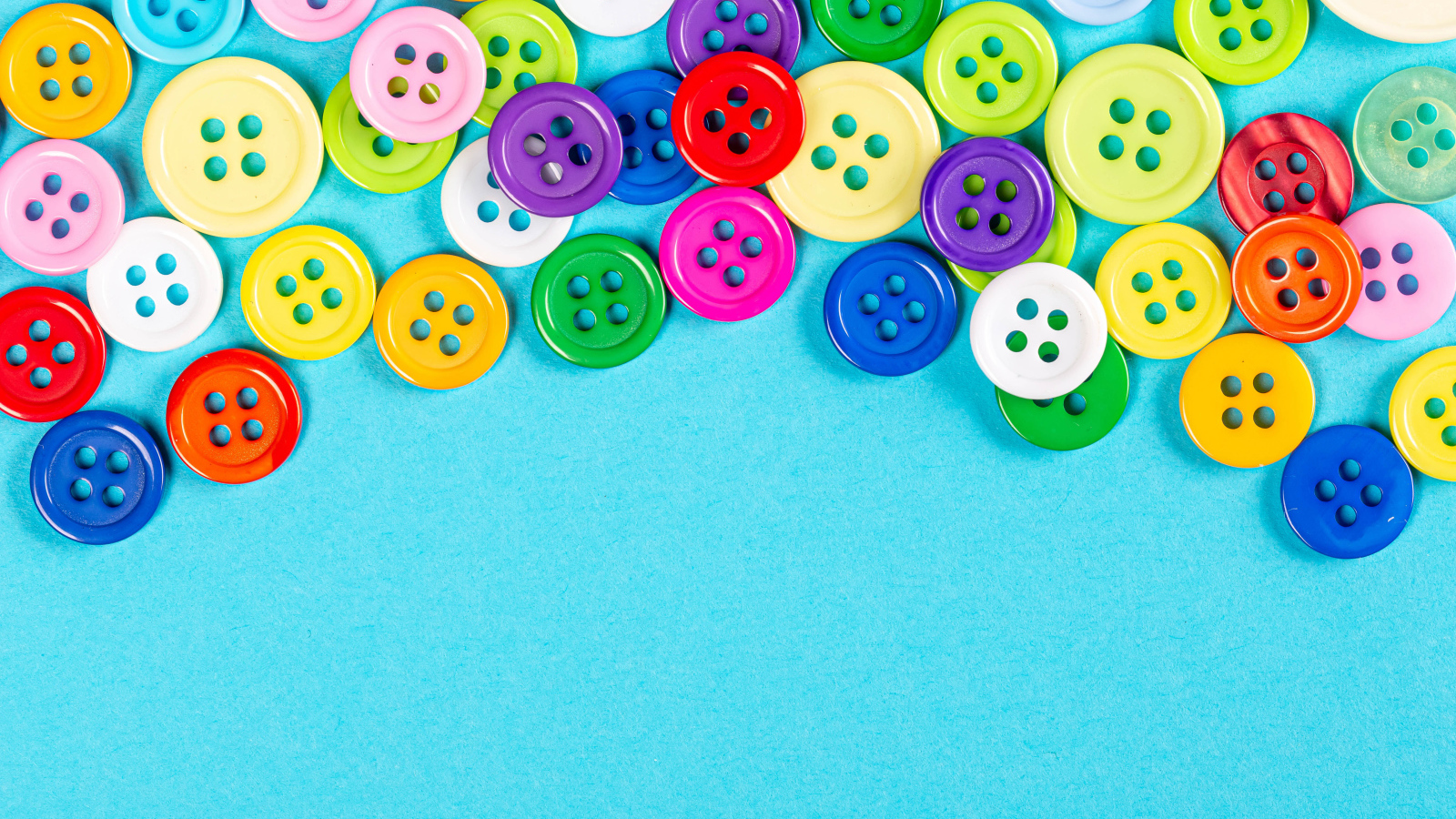 Разноцветные пуговицы на голубом фоне