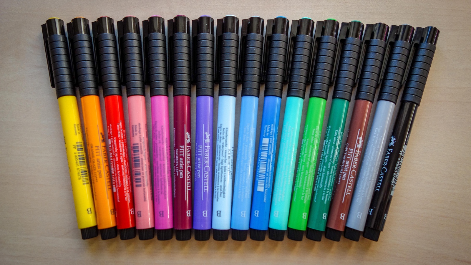 Разноцветные фломастеры с черными колпачками