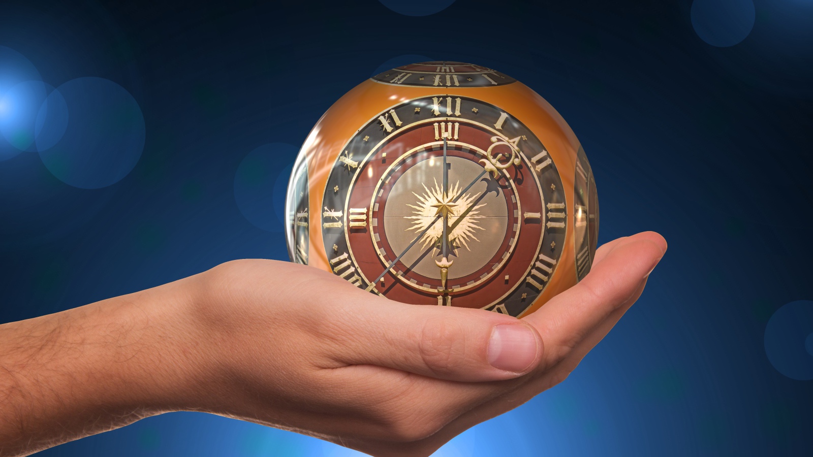 Старые стеклянные часы на ладони