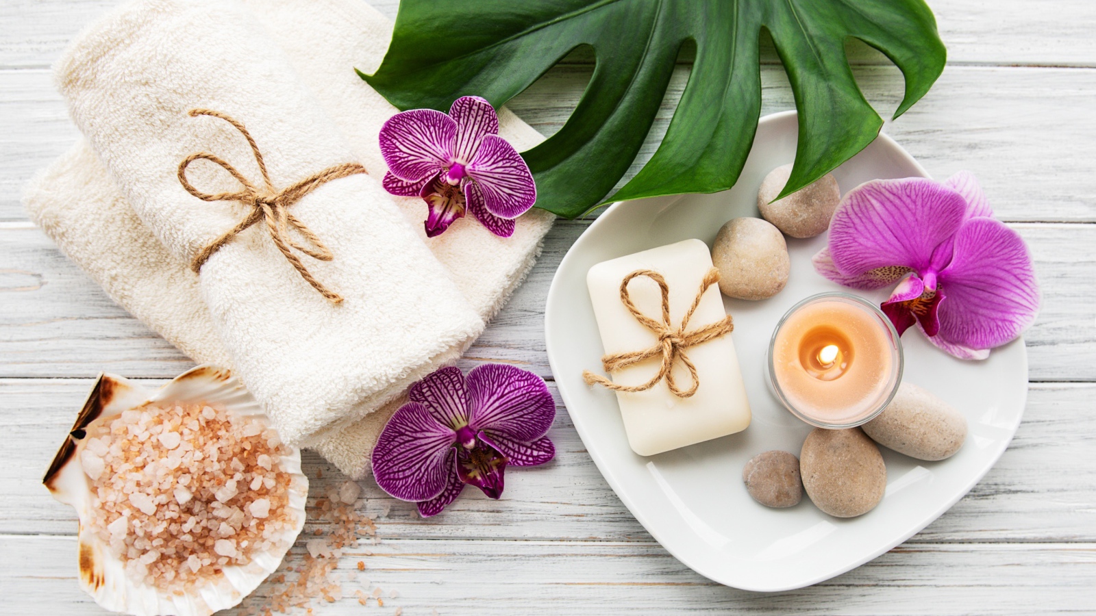 Соль, полотенца, листья и цветы для СПА