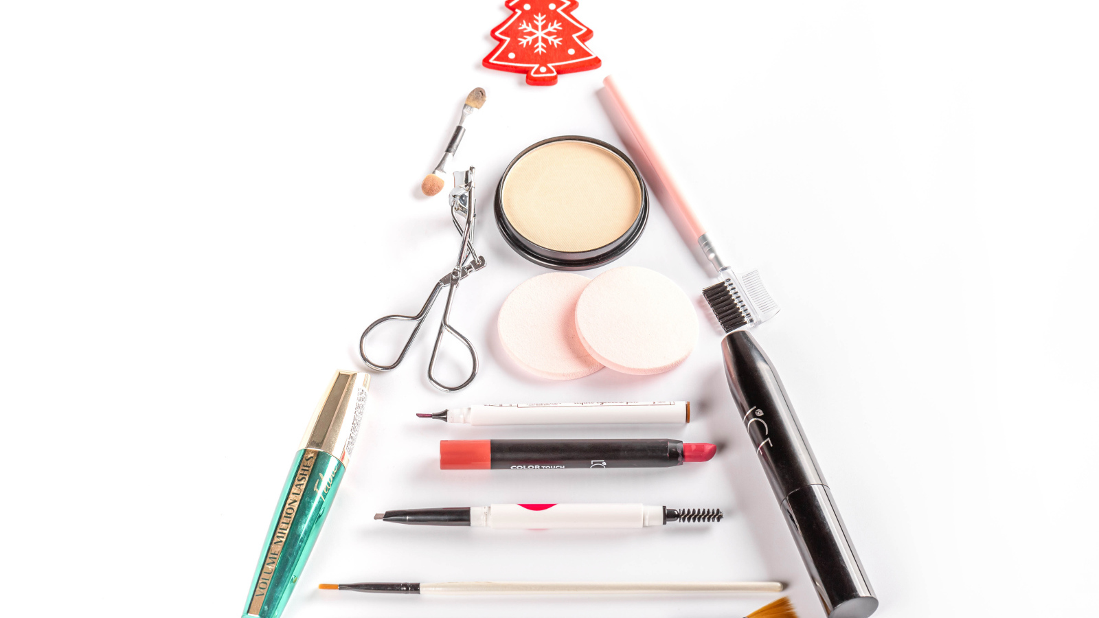 Набор косметики для девушки на белом фоне