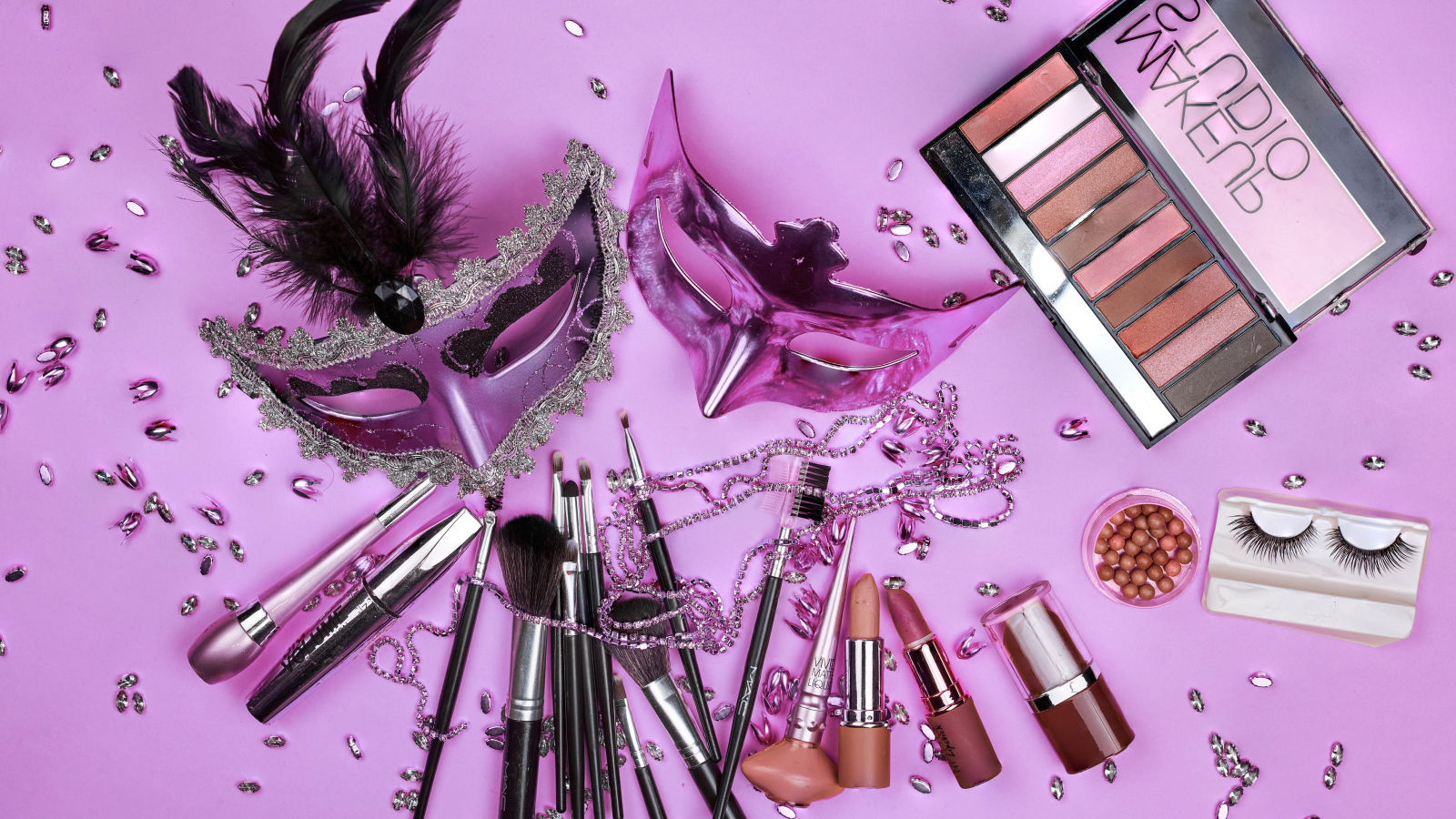 Набор косметики с масками на сиреневом фоне 