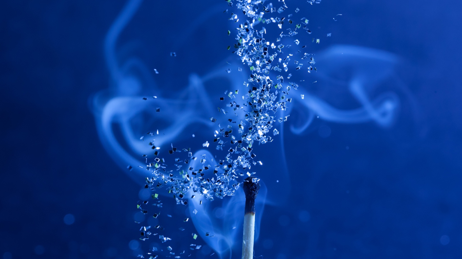 Спичка с блестками на голубом фоне