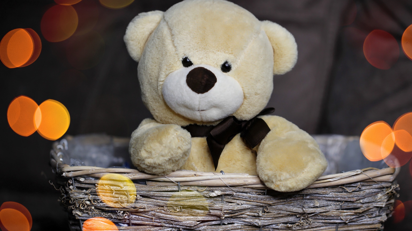 Плюшевый медведь сидит в корзине