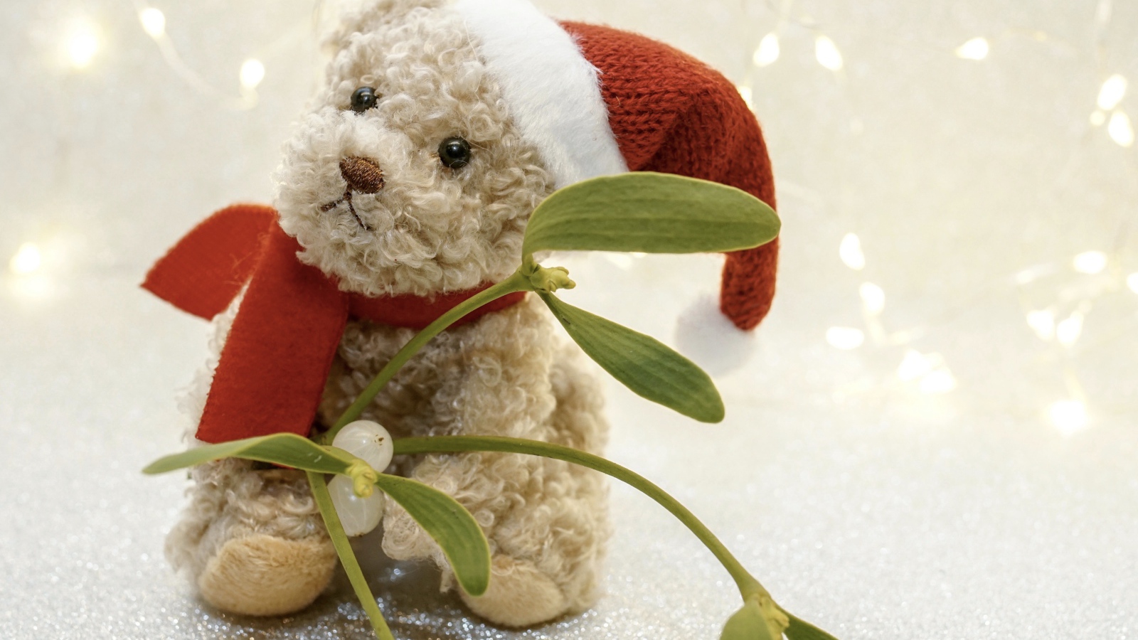 Игрушечный медведь с листьями