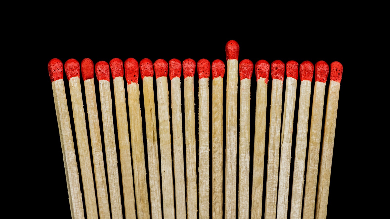 Деревянные спички с красной серой на черном фоне