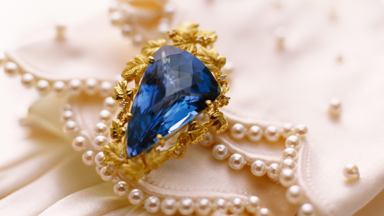 Красивое украшение с синим камнем 