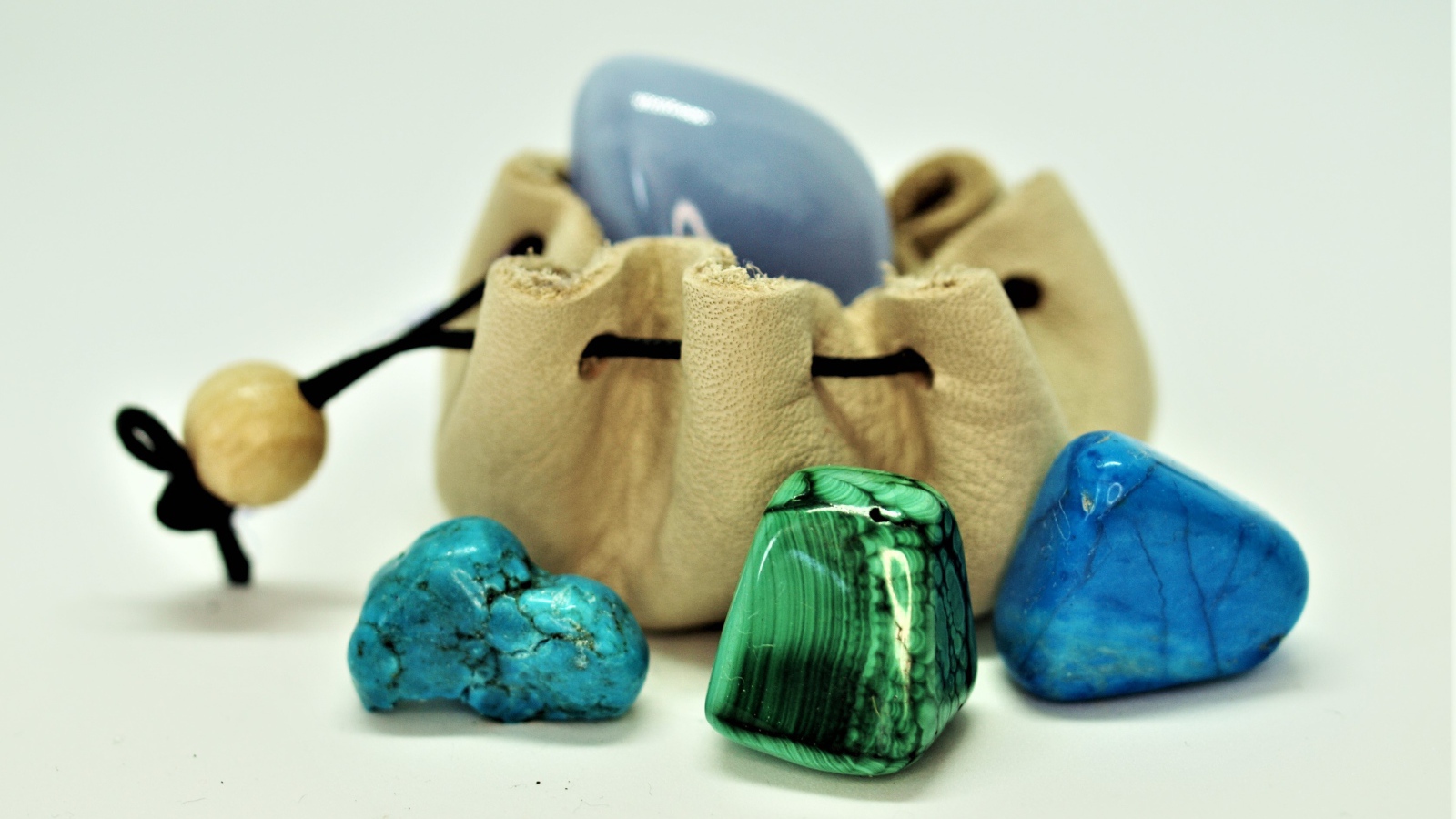 Натуральные камни бирюза на белом фоне