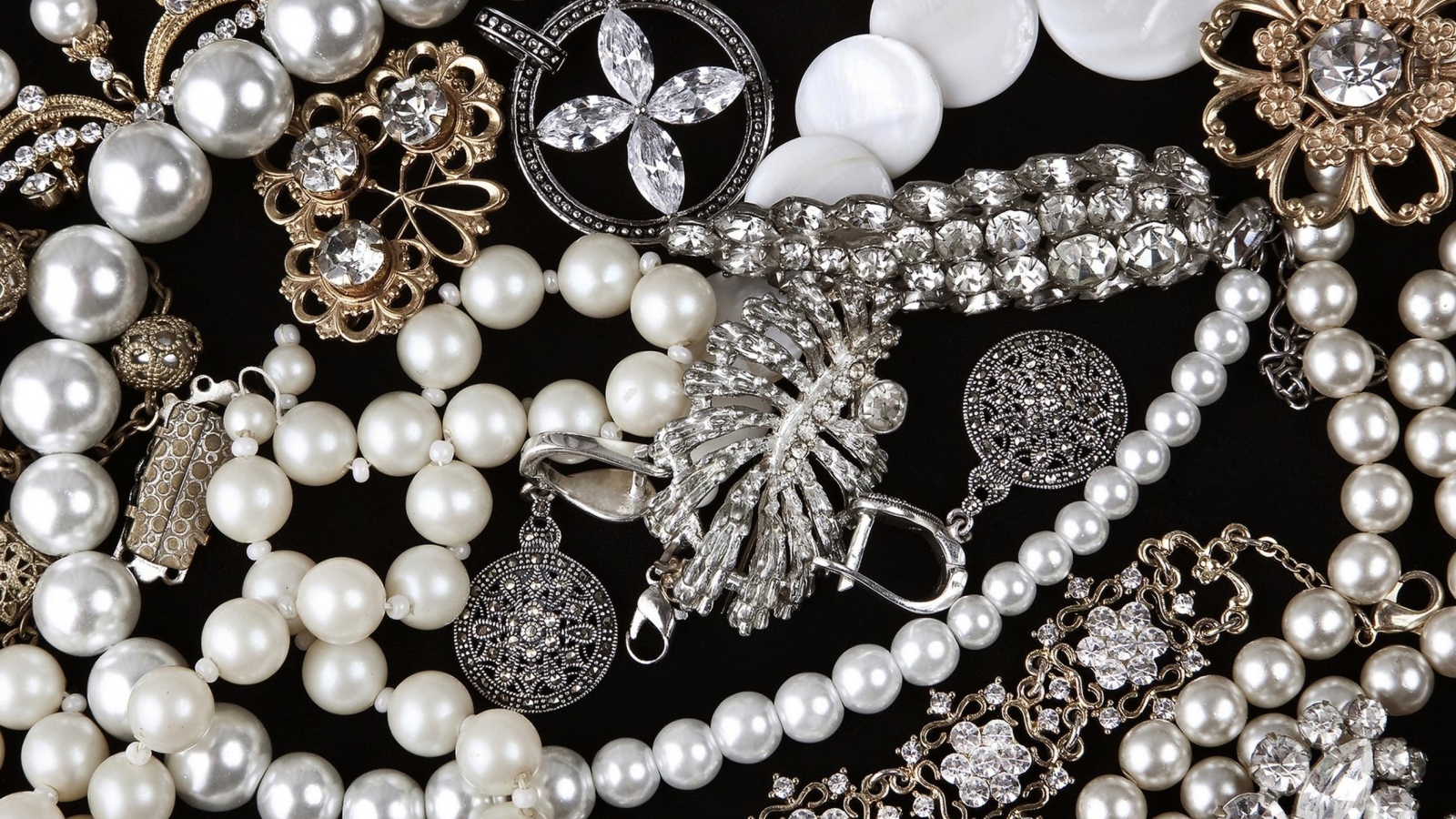 Жемчуг и драгоценности на черном фоне