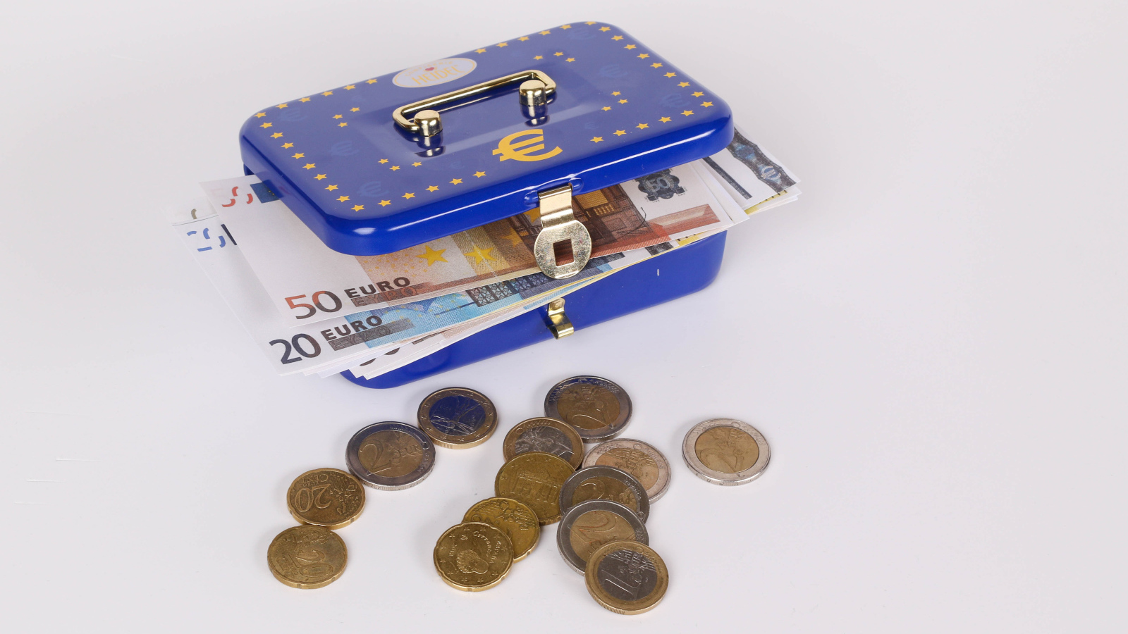 Синяя копилка чемодан с деньгами и монетами на сером фоне