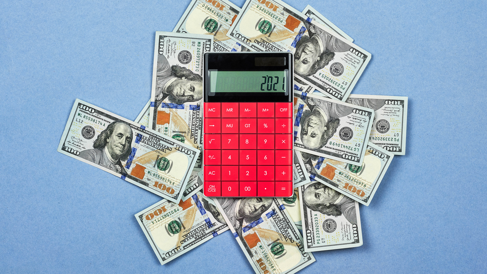 Много долларов с калькулятором на синем фоне