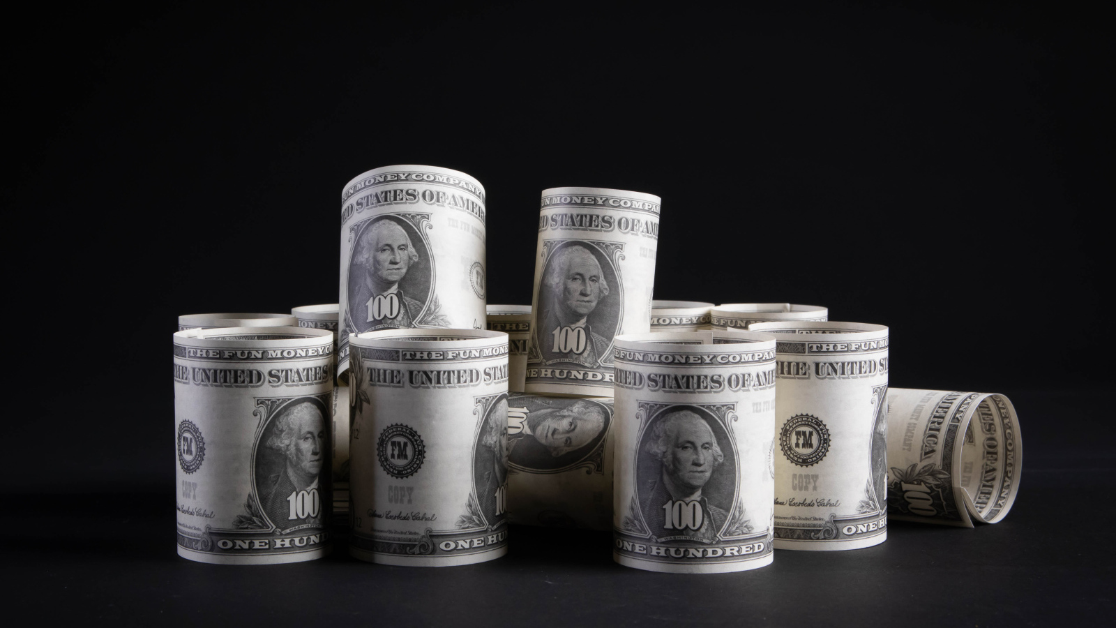 Банкноты сто долларов скручены в трубочки 