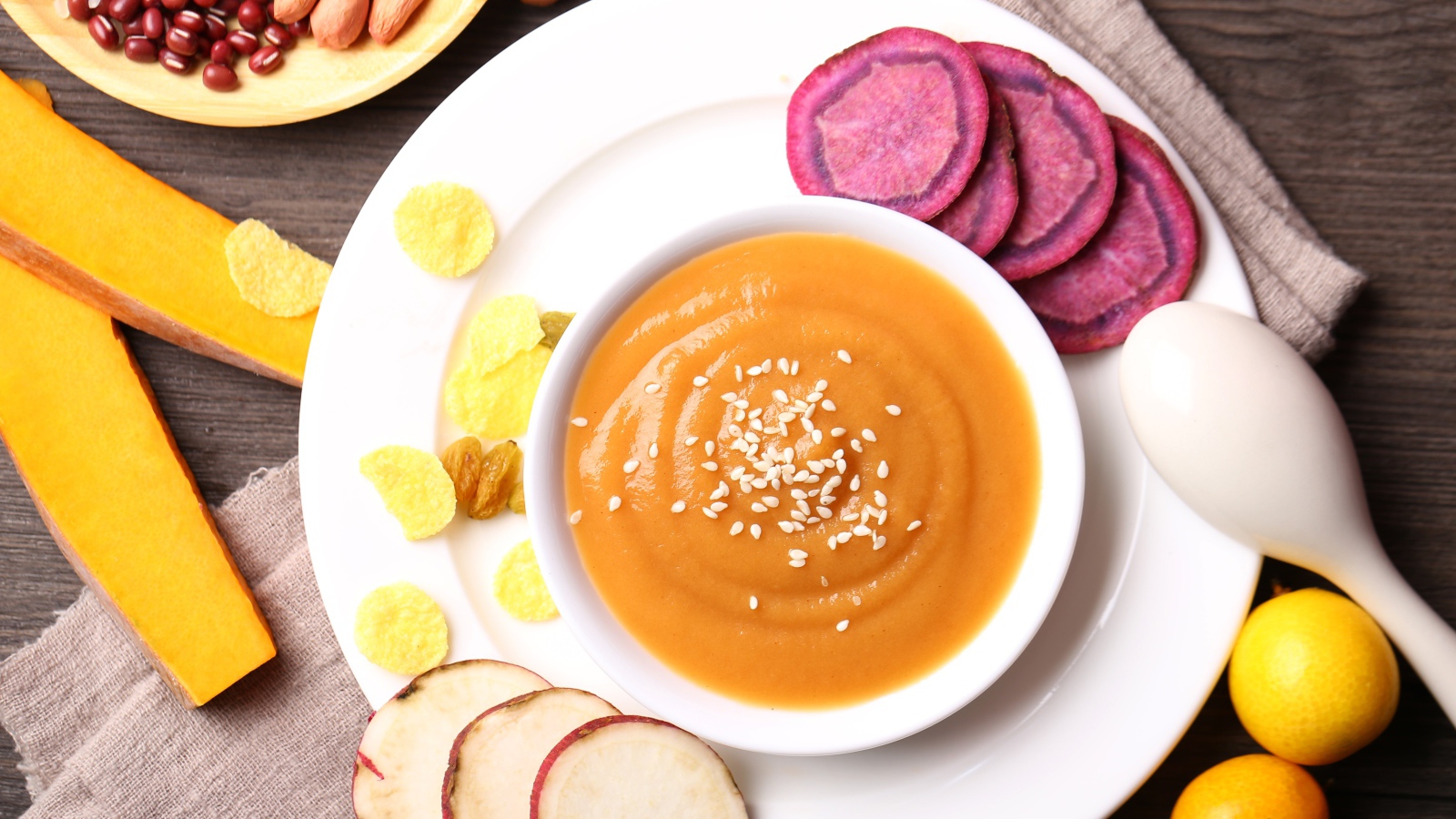 Тарелка пюре с овощами на завтак