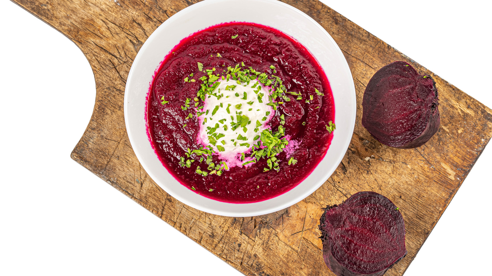 Свекольный суп в тарелке на белом фоне