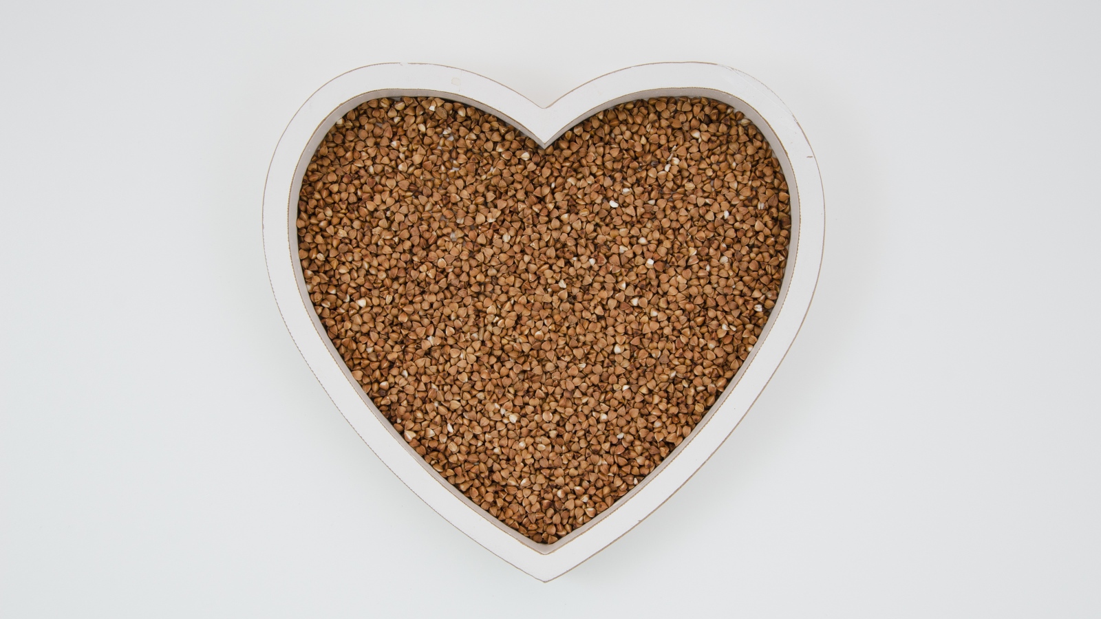 Большое белое сердце с гречневой крупой  