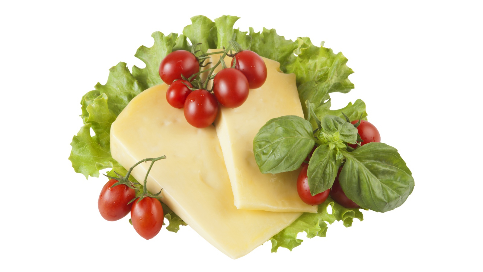 Сыр с помидорами, листьями салата и базиликом на белом фоне