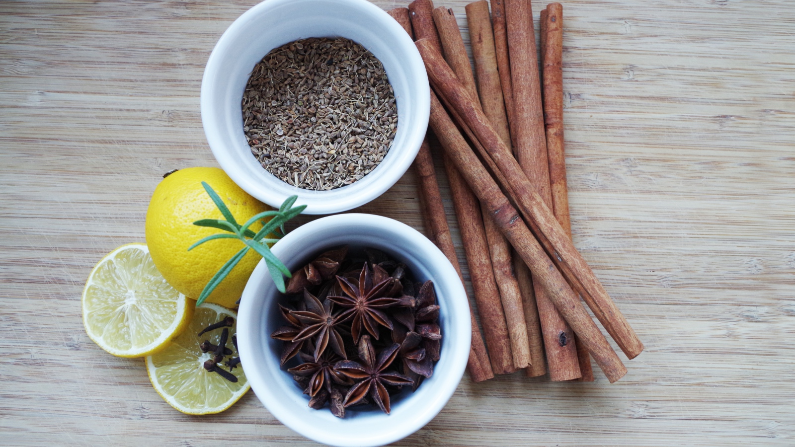 Корица, бадьян, зерна фенхеля и лимон на столе 