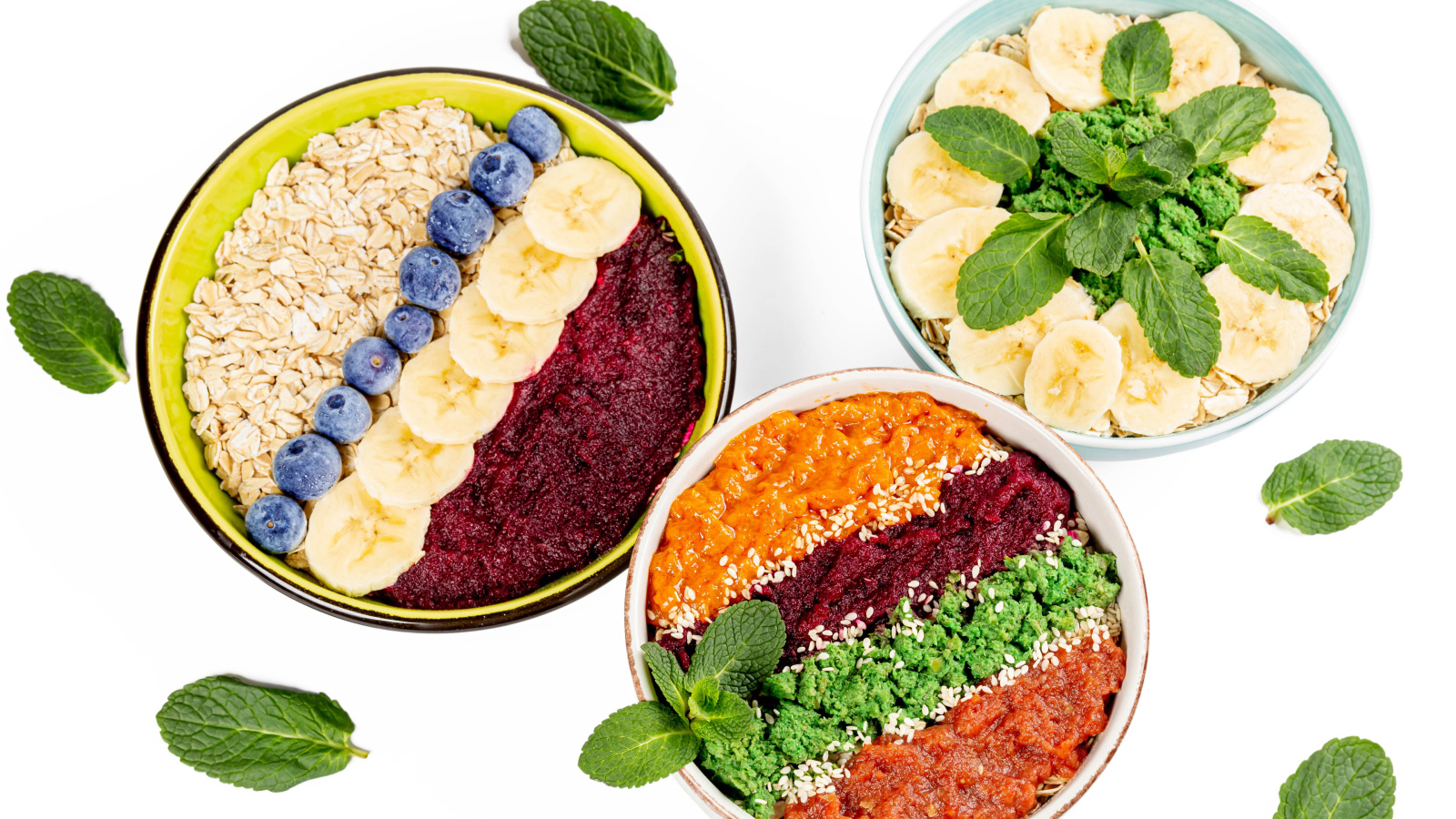 Вкусные полезные завтраки на белом фоне