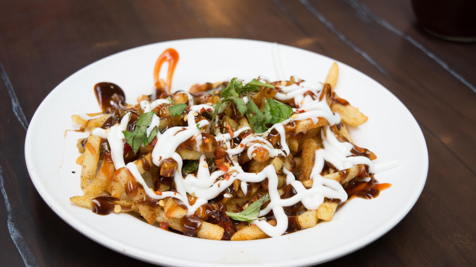 Картофель фри на тарелке с соусом и майонезом