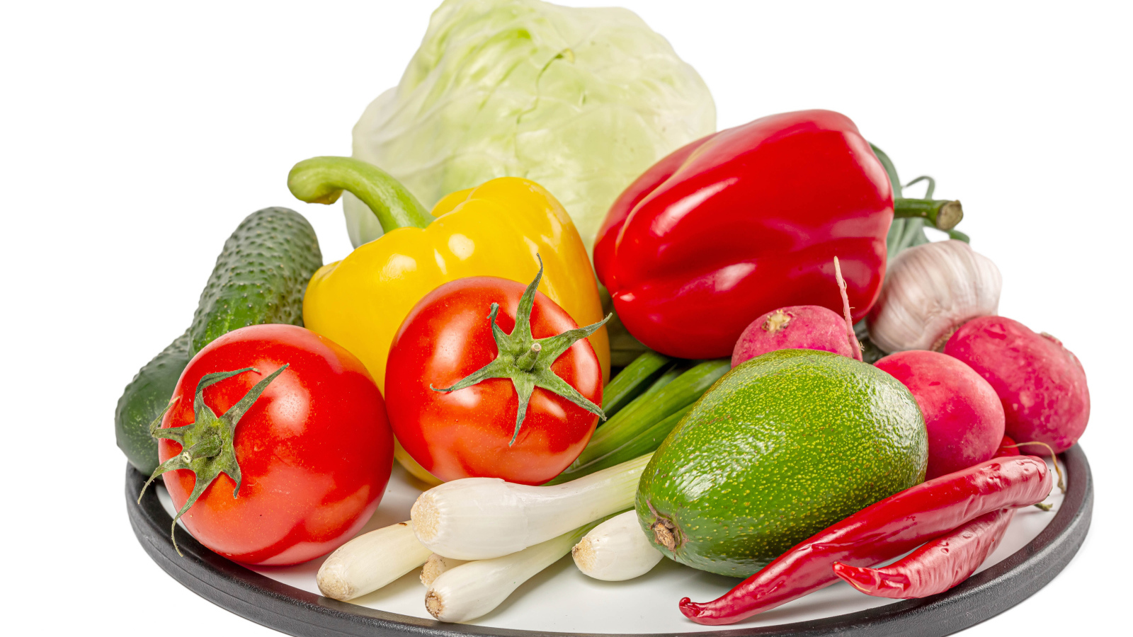 Домашние овощи  на тарелке на белом фоне