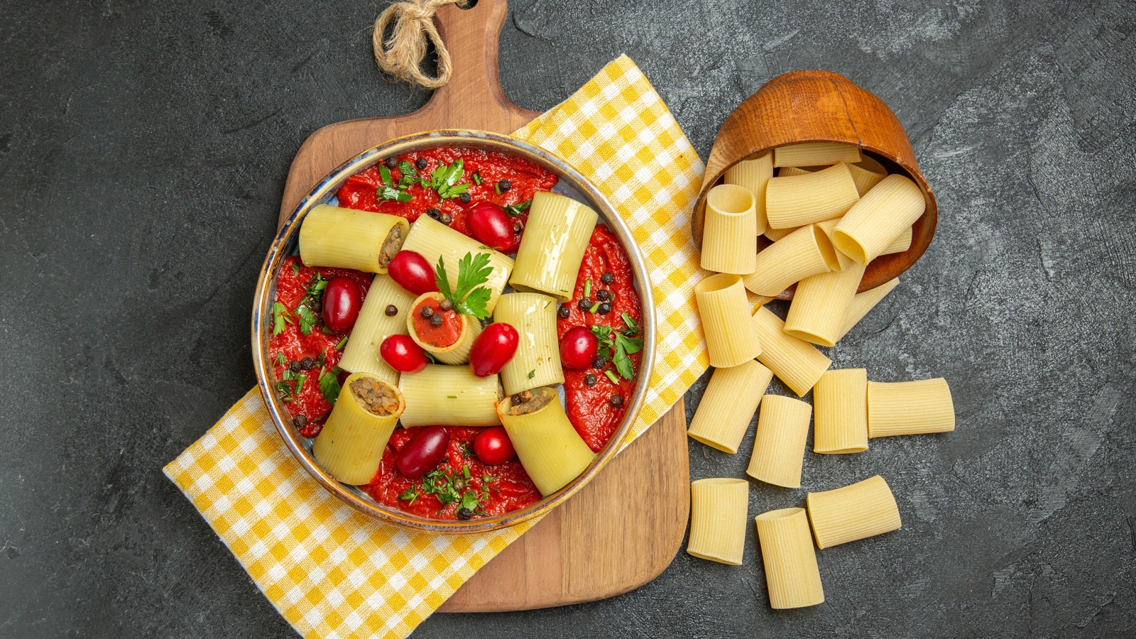 Большая паста с фаршем и соусом в тарелке 