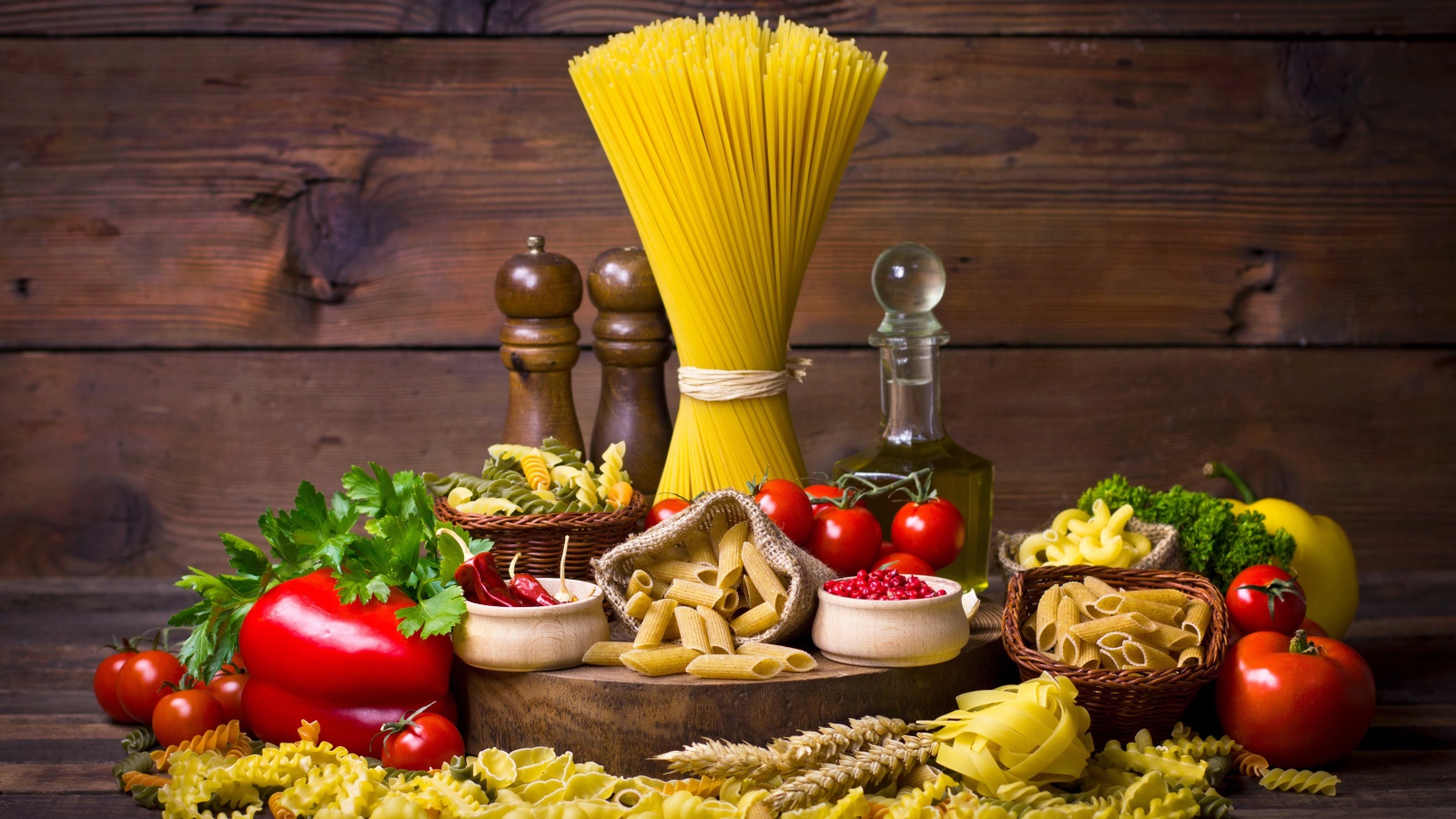 Много макаронных изделий на столе с овощами 