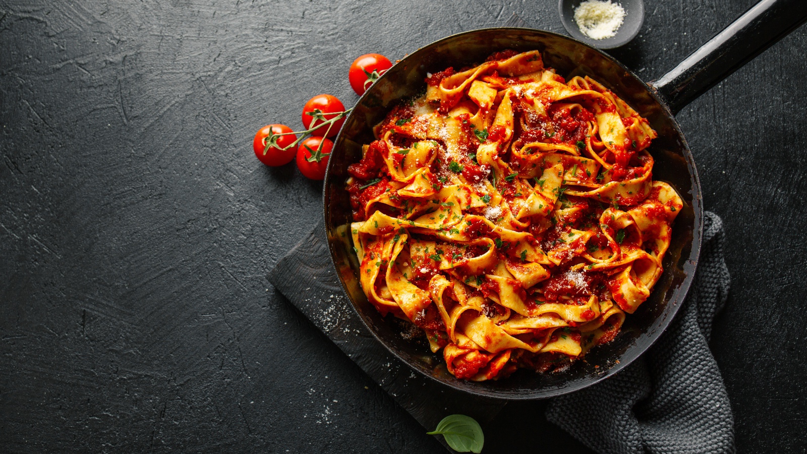 Лапша с соусом в сковороде 