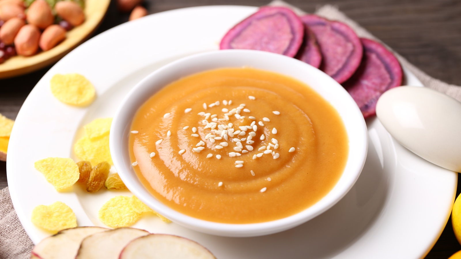 Гороховое пюре в белой тарелке с овощами