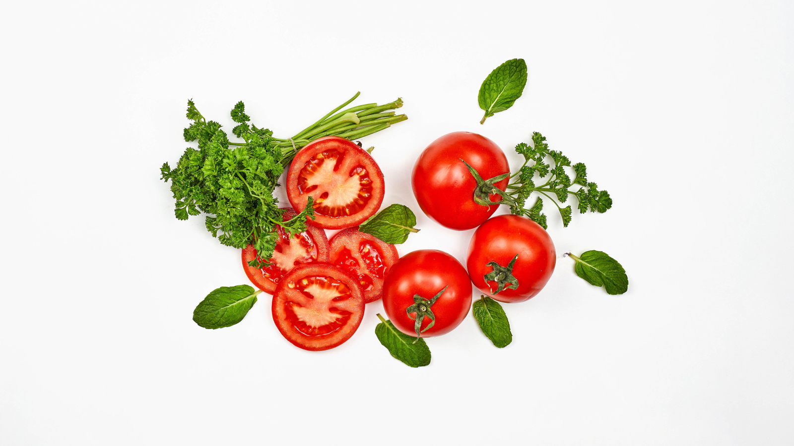 Красные помидоры с петрушкой на белом фоне