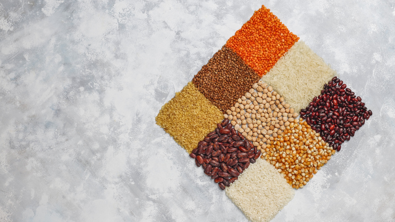 Ромб из разных видов крупы на сером фоне 