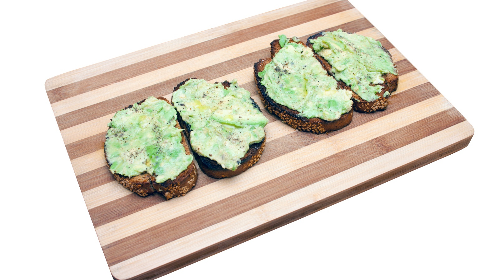 Бутерброды с черного хлеба на доске на белом фоне