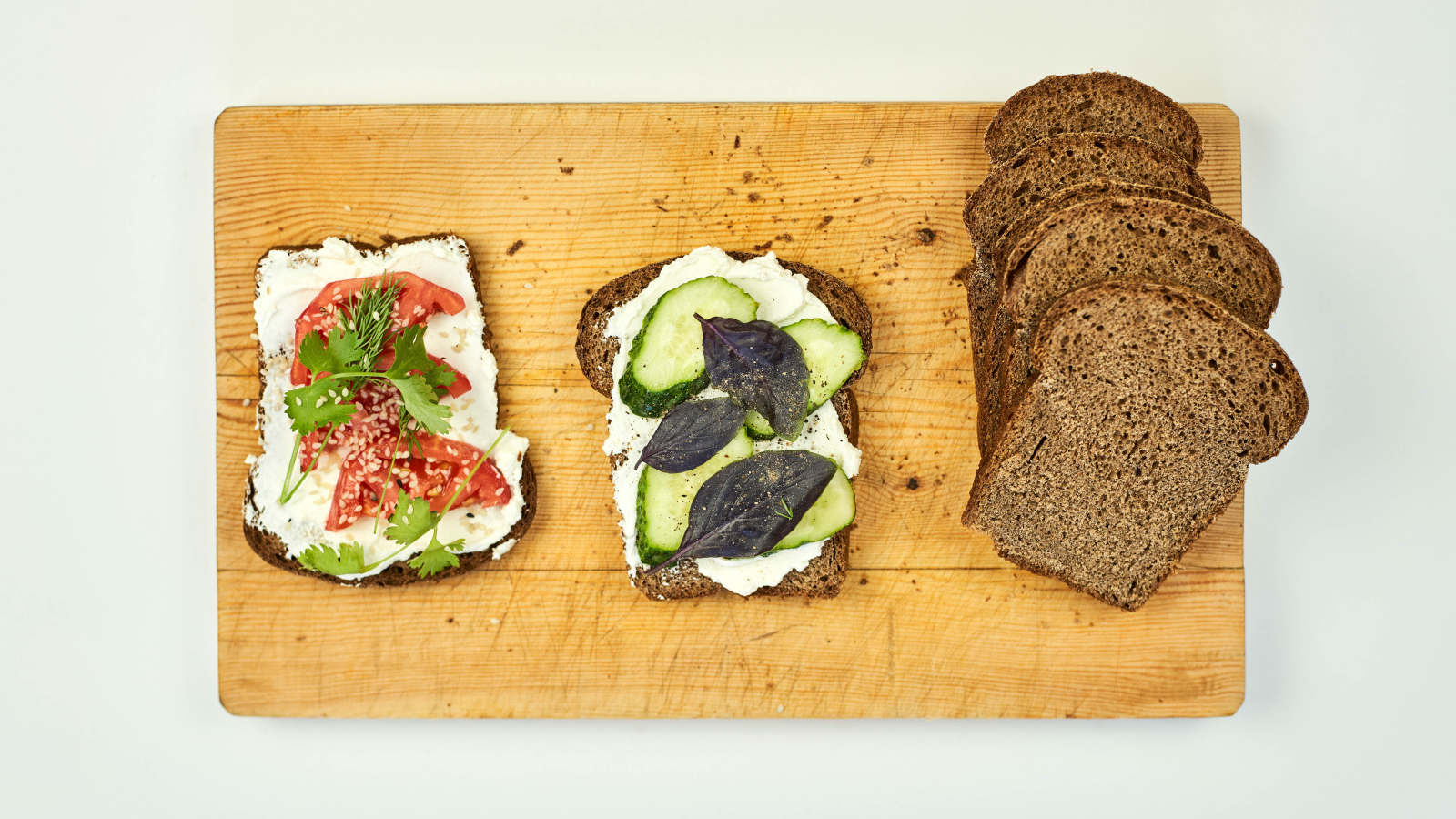 Бутерброды с черным хлебом на столе