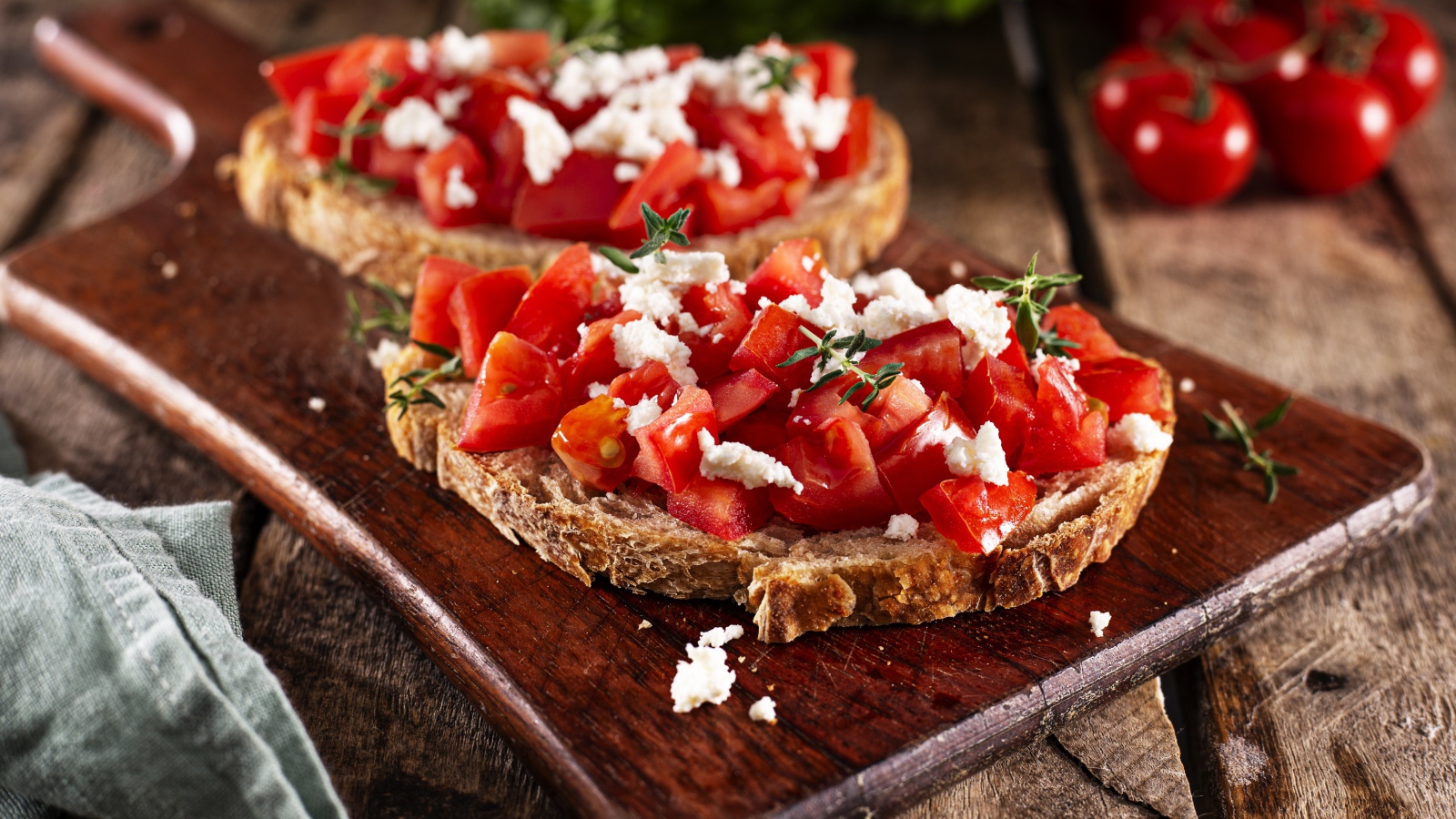 Бутерброды с помидорами и творогом 