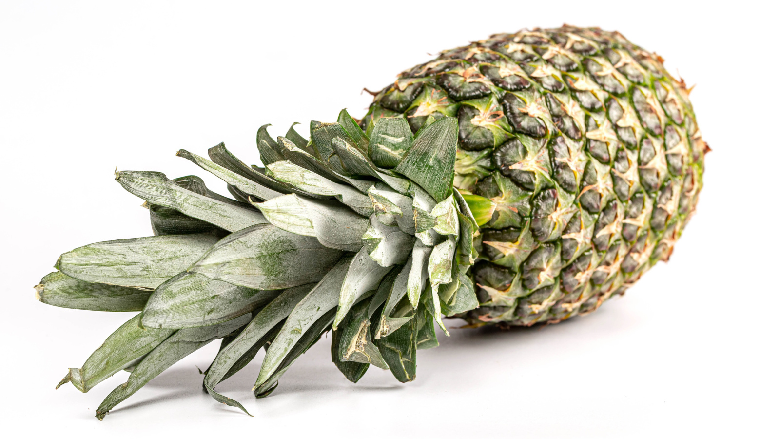 Большой ананас на белом фоне