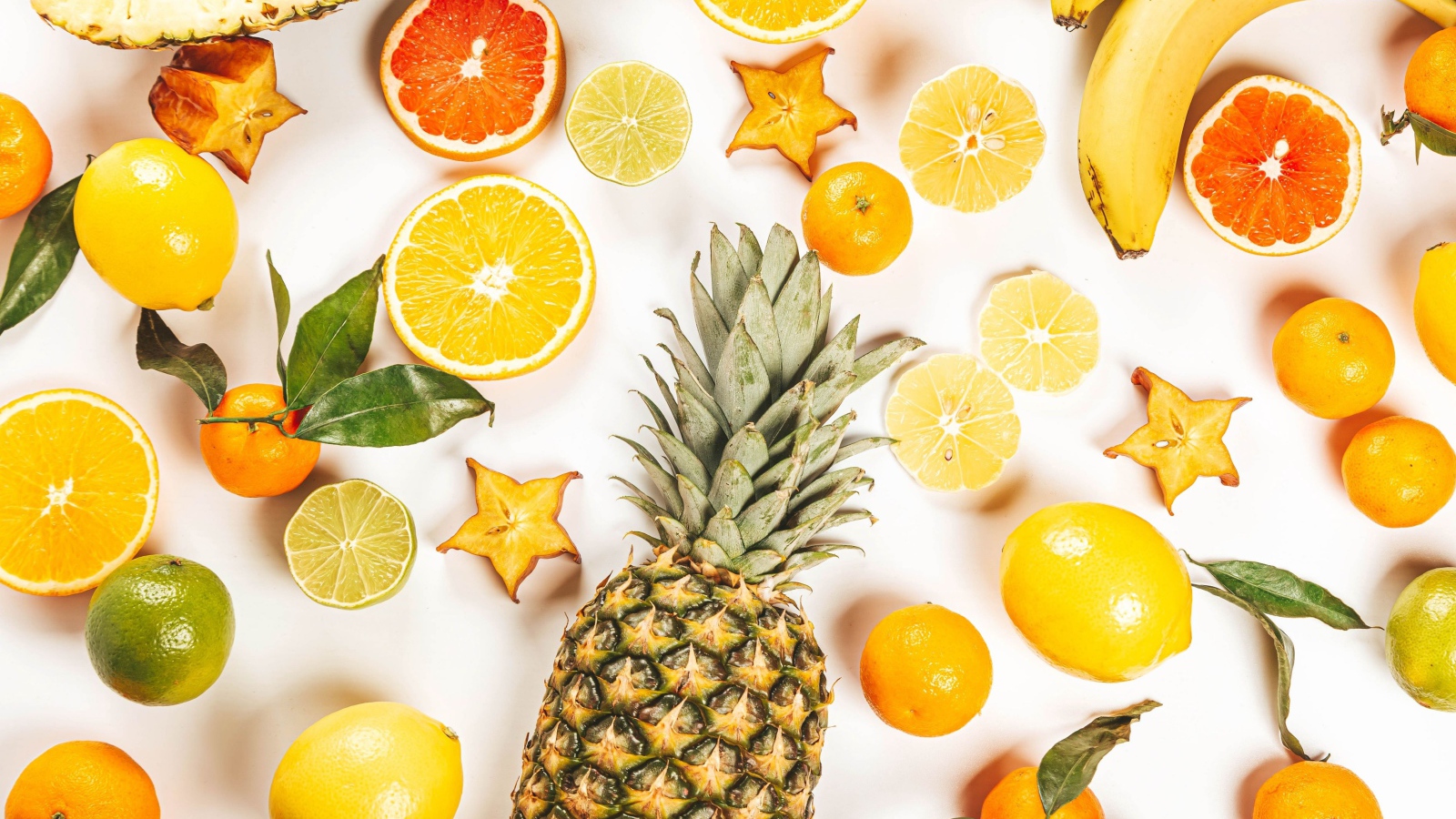 Цитрусовые фрукты на белом фоне