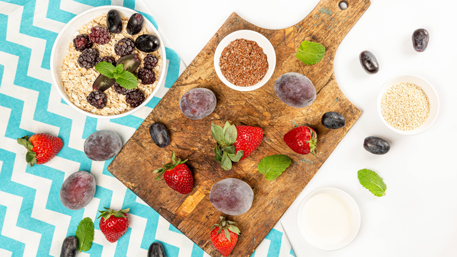 Замороженные ягоды со злаками на столе