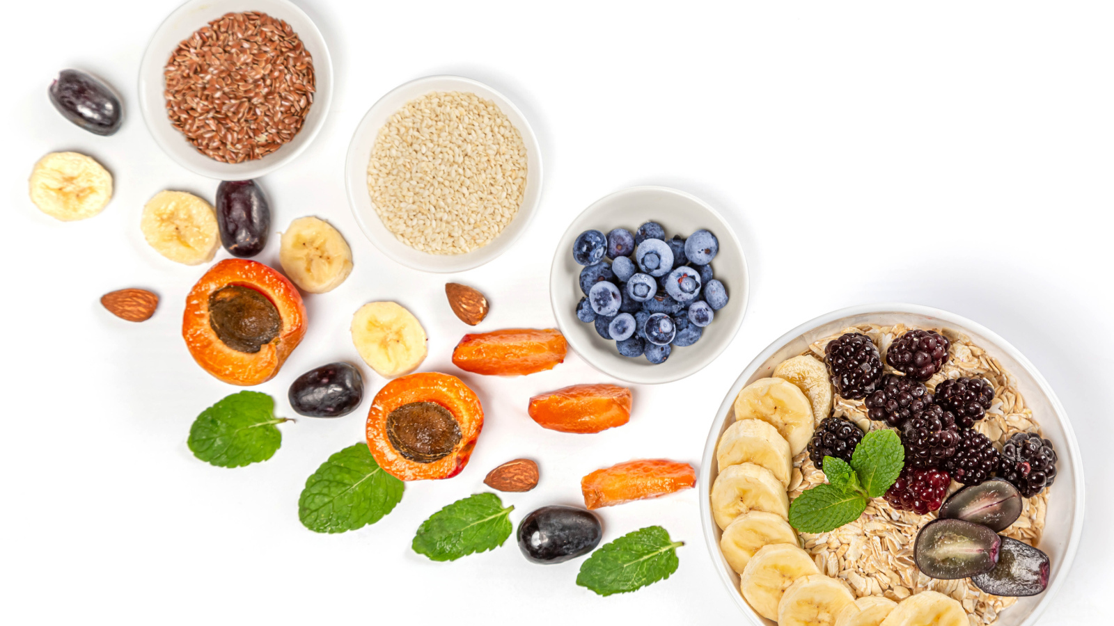 Зерна с ягодами на белом фоне 